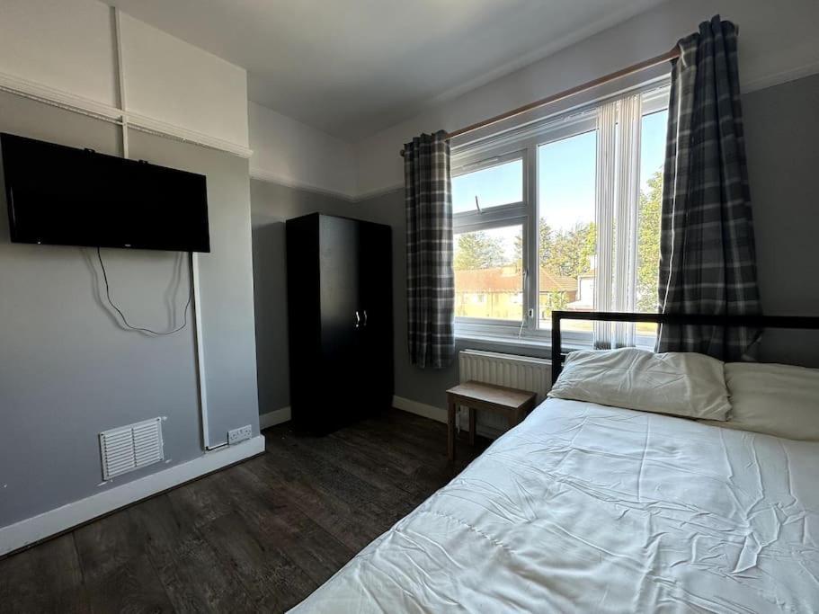 Spacious Holiday Home Near Tube Station - By Starlet Stays Λονδίνο Εξωτερικό φωτογραφία